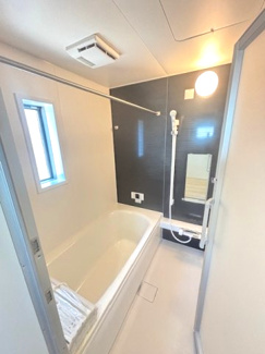 【浴室】 | 安芸郡熊野町城之堀1丁目　全5区画　NO8 | ゆったりした浴槽は、足を伸ばしてゆったり湯船につかることができます。
浴室換気乾燥機付きでカビ予防やヒートショック予防に安心です☆