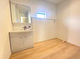 【独立洗面台】 | 安芸郡熊野町城之堀1丁目　全5区画　NO8 | 三面鏡付きの洗面台は、メイクもドライヤーも余裕のスペースです☆