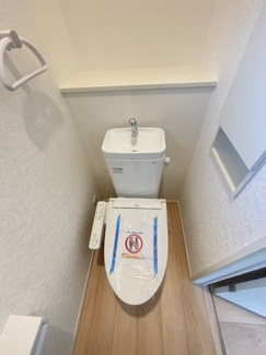 【トイレ】 | 安芸郡熊野町城之堀1丁目　全5区画　NO8 | シンプルなデザインはお掃除やしやすく衛生的。温水洗浄便座付き　トイレ×２