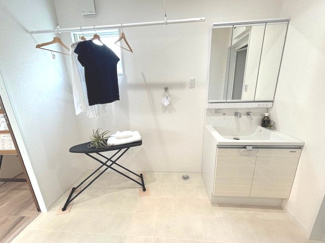 【独立洗面台】 | 西区山田新町1【P４台可】【限定1棟】 | 三面鏡付きの洗面台は、メイクもドライヤーも余裕のスペースです。