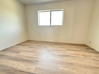 【洋室】 | 西区山田新町1【P４台可】【限定1棟】 | 2階　洋室×3　収納付きでお部屋がスッキリ広く使えます。