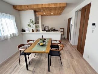 【居間・リビング】 | 西区山田新町1【P４台可】【限定1棟】 | 大きな窓が設置された17.8帖リビング☆対面式のキッチンでリビングが見渡せるので、お子様やご家族の様子が見えて安心です♪