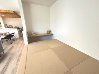 【和室】 | 西区山田新町1【P４台可】【限定1棟】 | 17.8帖リビングにつながる畳コーナー☆ホッとくつろぐ空間です☆