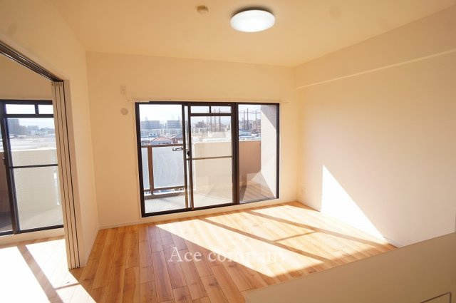 【居間・リビング】 | プランメゾン八尾Ⅱ番館 | 【LDK：約11.9帖】ワイドサッシ、南面から採光が入る明るいリビングです☆