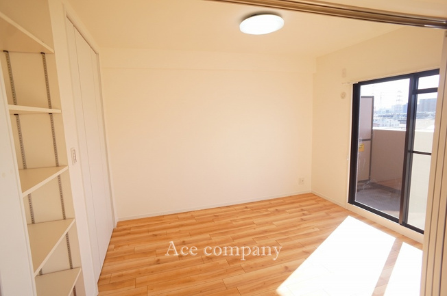 【内装】 | プランメゾン八尾Ⅱ番館 | 【洋室6帖】バルコニーに面した明るいお部屋です☆