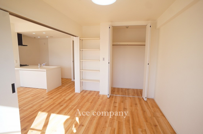 【内装】 | プランメゾン八尾Ⅱ番館 | 【洋室6帖】リビングと続き間のお部屋、クローゼット・収納棚完備です♪