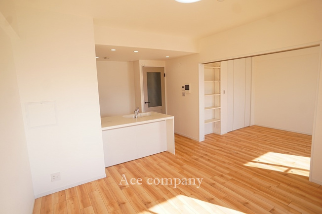 【居間・リビング】 | プランメゾン八尾Ⅱ番館 | 【LDK：約11.9帖】続き間の洋室を開放してリビングの拡張ができます♪