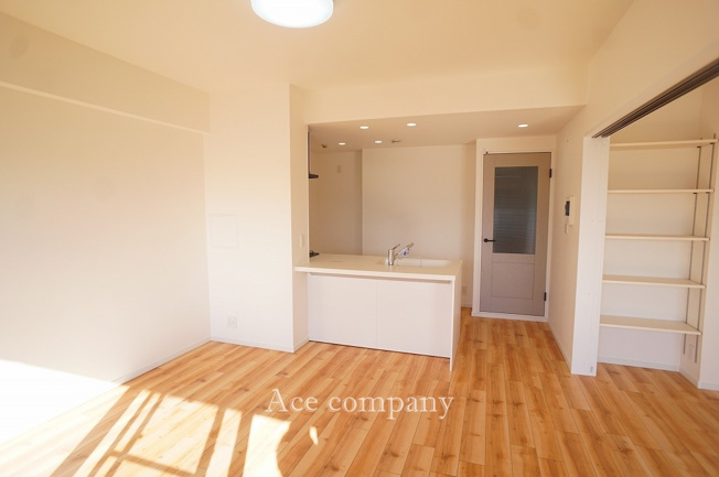 【居間・リビング】 | プランメゾン八尾Ⅱ番館 | 【LDK：約11.9帖】クロス貼替え、フローリング・フロアタイル・CF張替え、水廻り設備一新、建具新調済みです☆