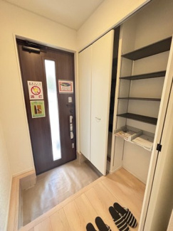 【玄関】 | 佐伯区五日市中央5　全2区画　NO1 | シューズボックスが設置されており、家族の靴がスッキリ収納できます☆