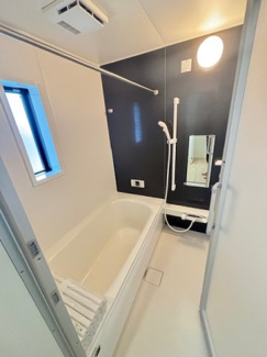 【浴室】 | 佐伯区五日市中央5　全2区画　NO1 | ゆったりした浴槽は、足を伸ばしてゆったり湯船につかることができます。
浴室換気乾燥機付きでカビ予防やヒートショック予防に安心です☆
