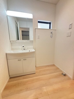【独立洗面台】 | 佐伯区五日市中央5　全2区画　NO1 | 三面鏡付きの洗面台は、メイクもドライヤーも余裕のスペースです☆