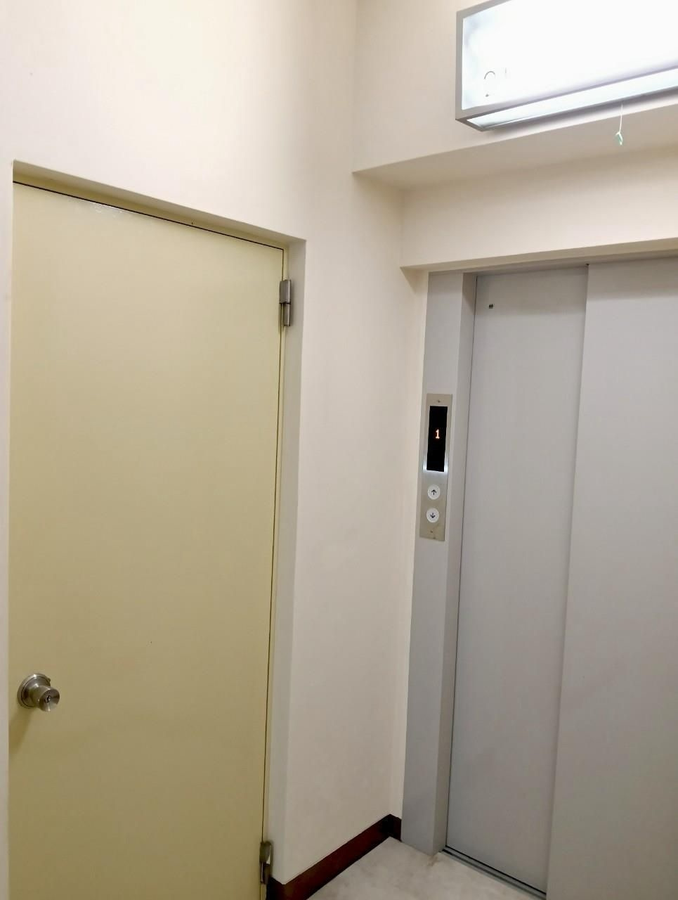 寺内ビルの玄関