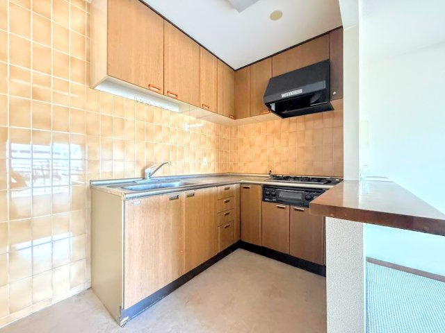 朝日プラザ東戸塚Ⅲのキッチン|◆デザイン性と機能性を兼ね備えたキッチンです。リビングスペースとの一体感が生まれ、広々空間を演出してくれます。