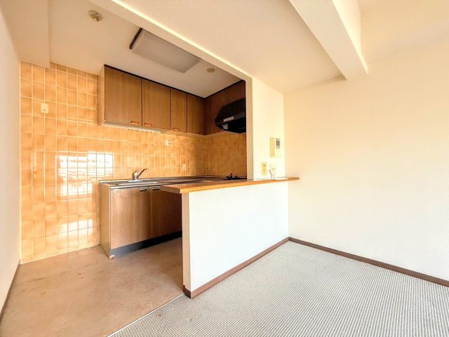 朝日プラザ東戸塚Ⅲのキッチン|◆ご家族みんなで調理ができる位のスペースを実現したキッチン空間となっております。みんなで作った料理を召し上がりながらの会話は、どのような物になるのでしょうか。