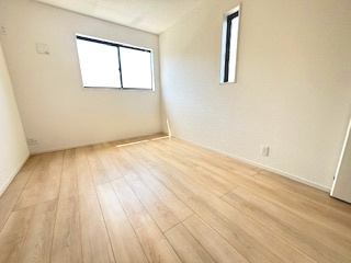 【洋室】 | 東広島市西条町寺家（寺家駅）全6区画　NO2 | 2階　洋室×3　収納付きでお部屋がスッキリ広く使えます。　
