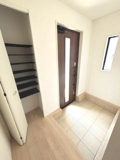 【玄関】 | 東広島市西条町寺家（寺家駅）全6区画　NO2 | 玄関に設置された収納☆