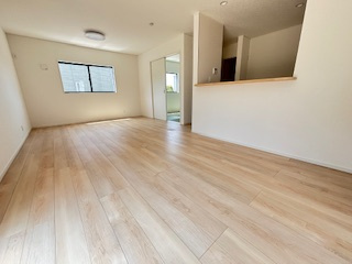 【居間・リビング】 | 東広島市西条町寺家（寺家駅）全6区画　NO2 | 18帖リビング☆
対面式のキッチンでリビングが見渡せるので、お子様やご家族の様子が見えて安心です♪