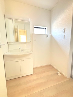 【独立洗面台】 | 東広島市西条町寺家（寺家駅）全6区画　NO2 | 三面鏡付きの洗面台は、メイクもドライヤーも余裕のスペースです☆