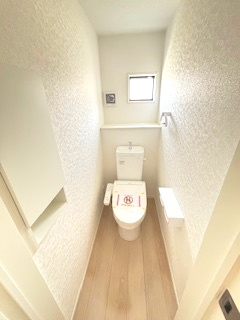 【トイレ】 | 東広島市西条町寺家（寺家駅）全6区画　NO2 | シンプルなデザインはお掃除やしやすく衛生的。温水洗浄便座付き　トイレ×２