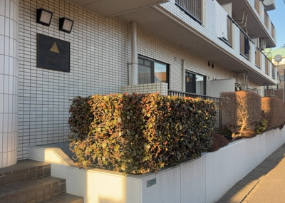 【庭】 | パシフィックパレス淵野辺 | 物件によっては、入居者が個人的に使用できる専用庭がついているものもあります。また、住宅の中にある土間の部分を庭と呼ぶこともあります。庭の用途は住む人によって変わり、それによってデザインもさまざまです。