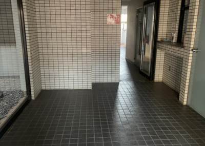 【ロビー】 | パシフィックパレス淵野辺 | ラウンジは、マンションの共用スペースに椅子やテーブルなどを配置した利用者が寛げる空間です。屋内型ラウンジと屋外型ラウンジがあります。共用部分の管理状況と合わせて、詳細については現地でご確認ください。