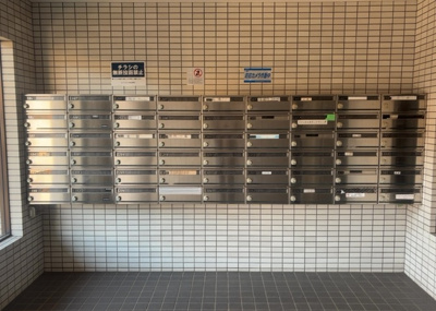 【設備】 | パシフィックパレス淵野辺 | エントランス付近に設置されている集合ポストは、住んでいる部屋と離れているため、ポストをあさるなど誰かに何かされていても被害に気づきにくいです。入居する時には他人に特定されにくい番号で鍵をかけましょう！