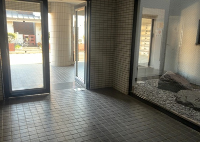 【ロビー】 | パシフィックパレス淵野辺 | ロビーというと、エントランスと何がちがうの？と思いますよね。実はロビーとエントランスには明確な決まりはありません。物件によっては、エントランスを入って広がるある程度の広さのある空間がロビーとなります。