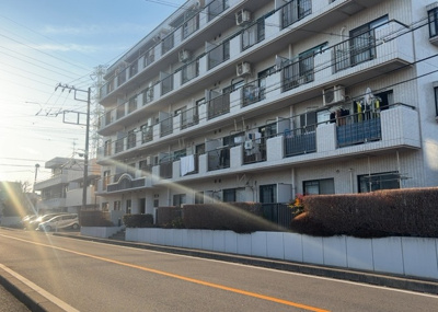 【外観】 | パシフィックパレス淵野辺 | 隣家の土地はどうなっているのか、生活利便施設が近くにあるのか、学校まで近いかなど、お客様のライフスタイルにあわせたイメージが重要です。また、近くにあると困る施設が近くにないかも確認するといいでしょう。