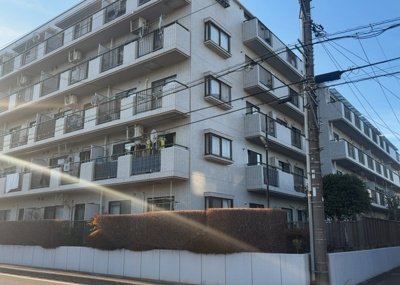 【外観】 | パシフィックパレス淵野辺 | 道幅が広い場所は日当たりや風通が良好です。幅が広いのですれ違いも可能ですし大きな車でも駐車可能！一方で、大型車が通ることも多くなるため交通量の増加により騒音に繋がります。また土地の値段が高くなります。