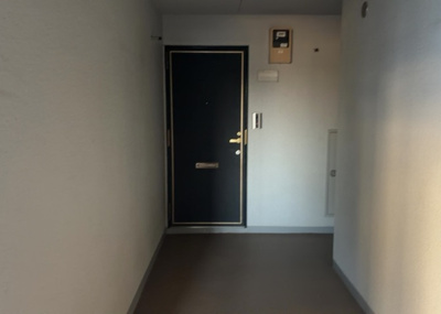 【玄関】 | パシフィックパレス淵野辺 | 玄関は家の顔でもあり、家族以外の目にも止まる場所です。玄関は外との間を仕切る扉、靴などをしまっておく収納スペース、靴脱ぎのたたきスペース、来客とのやり取りをするドアホンなど複数のアイテムからなります。