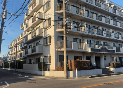 【外観】 | パシフィックパレス淵野辺 | 外観はマンション管理がされているかの目安になります。築年数が古いと、壁面は劣化してひび割れが生じることも！建物が古びていても細かいところが修繕されていると、きちんと管理されているなぁと感じるでしょう。