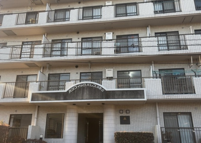 【外観】 | パシフィックパレス淵野辺 | 一般的なバルコニーは、奥行1.5ｍ程ですが、ワイルドバルコニーは2ｍまで広がっています。そのため洗濯物の間隔をあけ干すことができ、乾きやすいというメリットや、ガーデニングが楽しめる等の特徴があります。