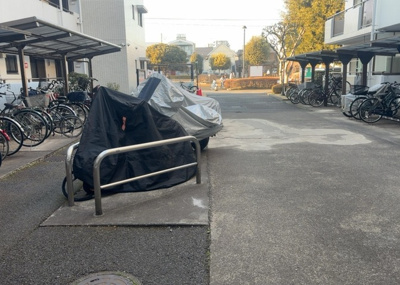 【駐車場】 | パシフィックパレス淵野辺 | 車一台あたりに必要なスペースは、標準サイズの普通自動車で横幅2m50cm、長さ5mは必要になります。ただし、乗降のことも考慮して横幅3m30cm、長さ5m50cmほどは確保できるところを選びましょう。