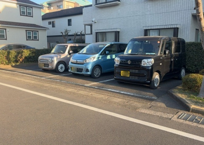 【駐車場】 | パシフィックパレス淵野辺 | 駐車場と明記されていても、最小スペースでつくられた駐車場だと大型車は駐車できなかったり、出入りしにくくなったりする可能性があります。お車のサイズと購入したい物件の駐車場のサイズを現地で確認しましょう。