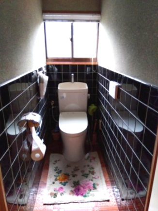 売中古戸建　富士市今泉のトイレ|トイレには窓があり明るい室内です。コンパクトな設計で空間を広く感じさせるデザインになっています。