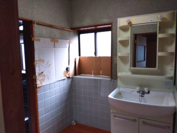 売中古戸建　富士市今泉の独立洗面台|窓があるので明るい室内です。独立洗面台があるので収納スペースも多くあります。