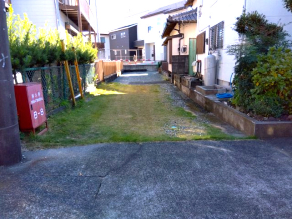 売中古戸建　富士市今泉の駐車場|閑静な住宅地に位置しています。車通りが少なく騒音も気にならない穏やかな環境です。