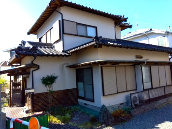 売中古戸建　富士市今泉の外観|約75坪に建つゆとりある一戸建てです。解放感がある間取りで、室内とても明るいです。