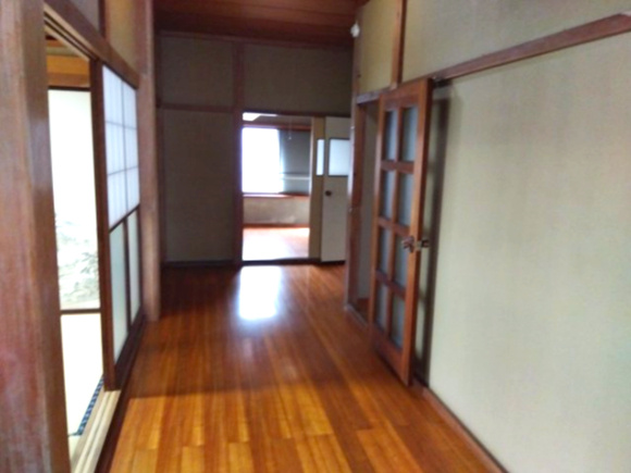 売中古戸建　富士市今泉の内装|家の中心にゆとりを持たせた、昔ながらの間取りです。どこか懐かしさを感じる住まいですね。