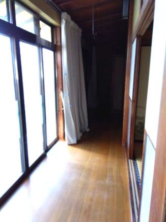売中古戸建　富士市今泉の内装|日本家屋ならではの広縁があります。陽当たりも良く、くつろぎの時間が過ごせます。