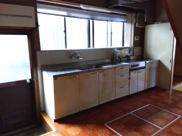 売中古戸建　富士市今泉のキッチン|キッチンには窓があり明るく開放的です。壁付けキッチンなので集中してお料理出来ますね。