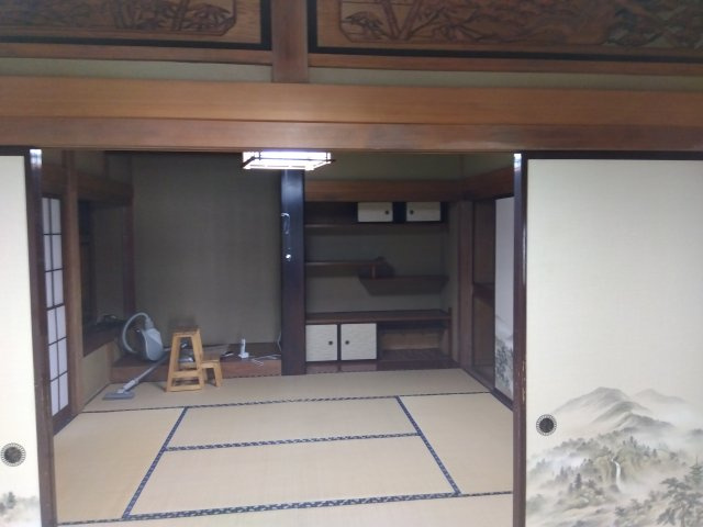売中古戸建　富士市今泉の和室|純和風のお家です。欄間や襖などの建具があります。和室は書院造りになっており風情があります。