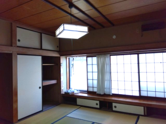 売中古戸建　富士市今泉の和室|大きい窓があるので明るい空間でのびのびと生活できます。押入れがあり、お布団をしまっておく事も出来ます。