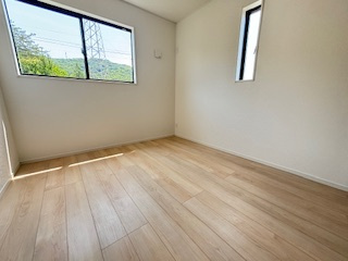 【洋室】 | 東広島市西条町寺家（寺家駅）全6区画　NO1【角地】 | 2階　洋室×3　収納付きでお部屋がスッキリ広く使えます。　