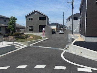 【前面道路含む現地写真】 | 東広島市西条町寺家（寺家駅）全6区画　NO1【角地】 | 前面道路7.1ｍ・6ｍ【角地】