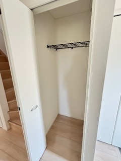 【玄関】 | 東広島市西条町寺家（寺家駅）全6区画　NO1【角地】 | 玄関に設置されたクローゼット☆コートなどの収納にも活躍☆