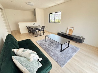 【居間・リビング】 | 東広島市西条町寺家（寺家駅）全6区画　NO1【角地】 | 17帖リビング☆　対面式のキッチンでリビングが見渡せるので、お子様やご家族の様子が見えて安心です♪