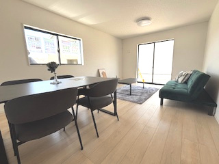 【居間・リビング】 | 東広島市西条町寺家（寺家駅）全6区画　NO1【角地】 | 大きな窓が設置された17帖リビング
☆対面式のキッチンでリビングが見渡せるので、お子様やご家族の様子が見えて安心です♪