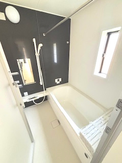 【浴室】 | 東広島市西条町寺家（寺家駅）全6区画　NO1【角地】 | ゆったりした浴槽は、足を伸ばしてゆったり湯船につかることができます。
浴室換気乾燥機付きで雨や夜のお洗濯にも大活躍♪