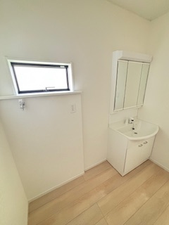 【独立洗面台】 | 東広島市西条町寺家（寺家駅）全6区画　NO1【角地】 | 三面鏡付きの洗面台は、メイクもドライヤーも余裕のスペースです☆